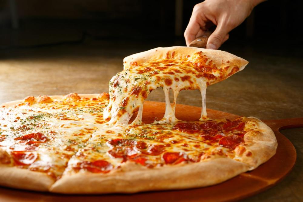Pâte à pizza maison à Sainte-Suzanne
